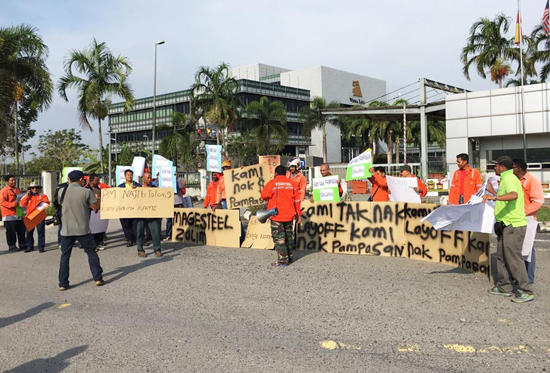 Sebahagian daripada pekerja yang mengadakn protes di hadapan kilang Megasteel di Banting hari ini. - Gambar Astro AWANI
