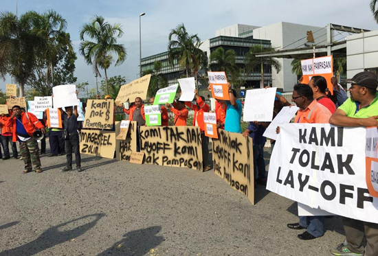 Sebahagian daripada pekerja yang mengadakn protes di hadapan kilang Megasteel di Banting hari ini. - Gambar Astro AWANI