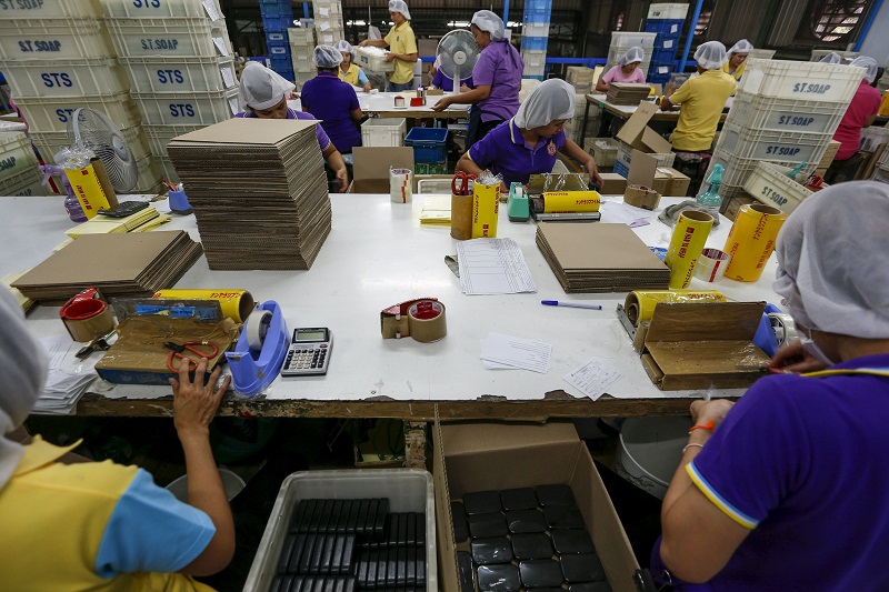 Workers wrap soap bars at a STS Consumer Product factory in Bangkok, Thailand, March 28, 2016. Picture taken March 28, 2016. REUTERS/Athit Perawongmetha