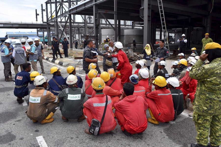 KEMAMAN 15 MEI 2017. Anggota Penguatkuasa Jabatan Imigresen menahan warga asing ketika melancarkan operasi bersepadu di sebuah tapak pembinaan di Kerteh, petang ini.STR/ROSLI ILHAM.